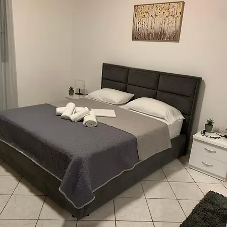 Annas Apartment Borsh